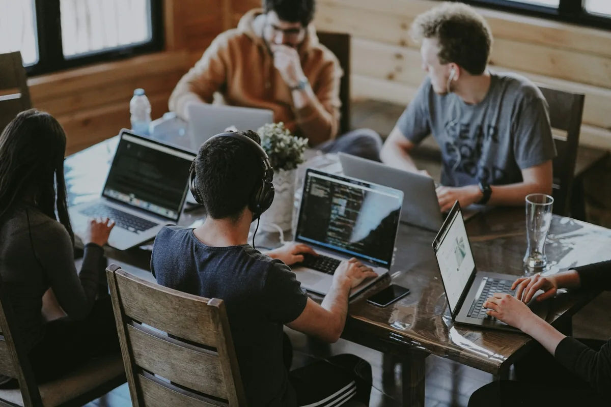 Equipo de trabajo planificando una implementación tecnológica