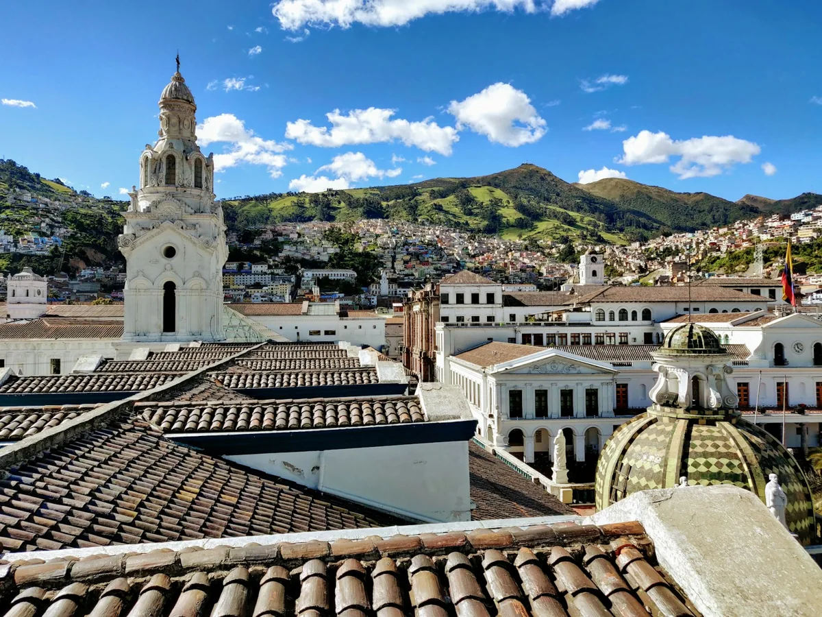 Vista del centro histórico de Quito, Ecuador, y sus montañas